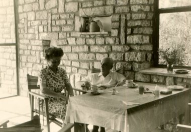 taştan bir duvar ile verandada çay içme kadın ve erkek
