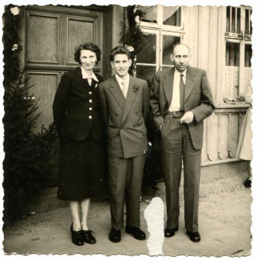 Yetişkin oğlu evinin poz ile orta yaşlı anne