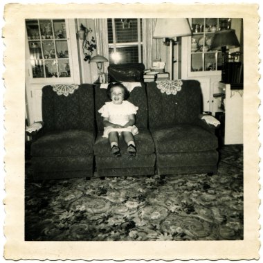 küçük kız koltukta oturma