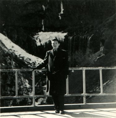 şelale karşı karanlık kat kalın adam