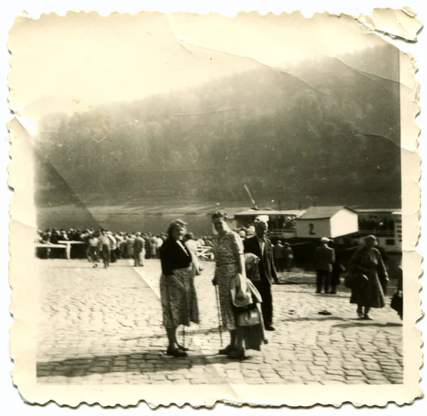 Две женщины позируют на фоне гор — стоковое фото