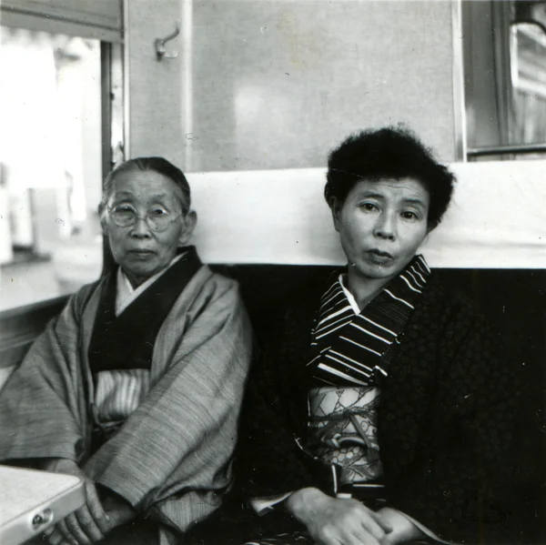 Duas mulheres em quimono em um trem — Fotografia de Stock