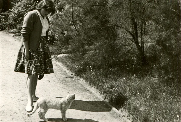 Mujer con gato en el sendero en el parque, Rostock — Foto de Stock