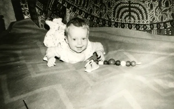 Weinig gerl liggend op haar maag op het bed — Stockfoto