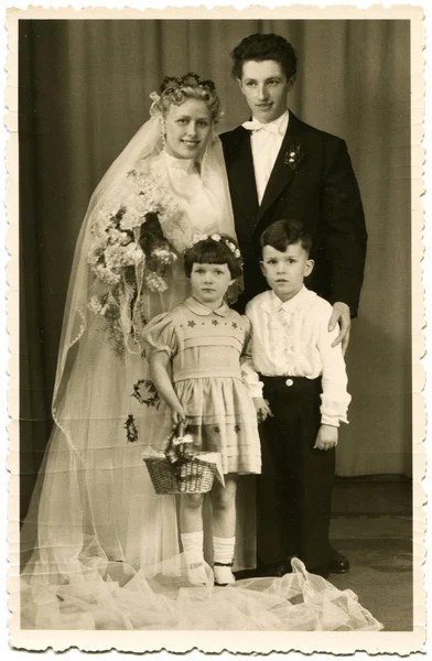 Portrait studio de la mariée et du marié avec une fille et un garçon — Photo