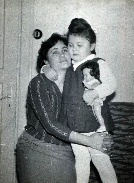 Mère posant avec une fille de 3,5 ans — Photo