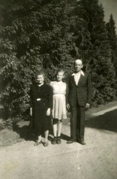 Man and woman standing together with her teenage daughter — Stock Photo, Image