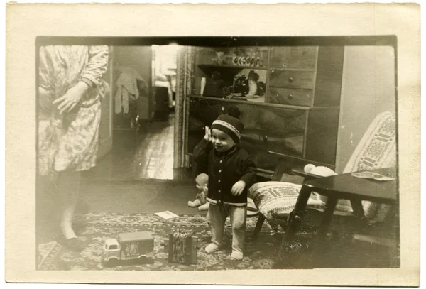 Odanın ortasında ayakta küçük çocuk — Stok fotoğraf