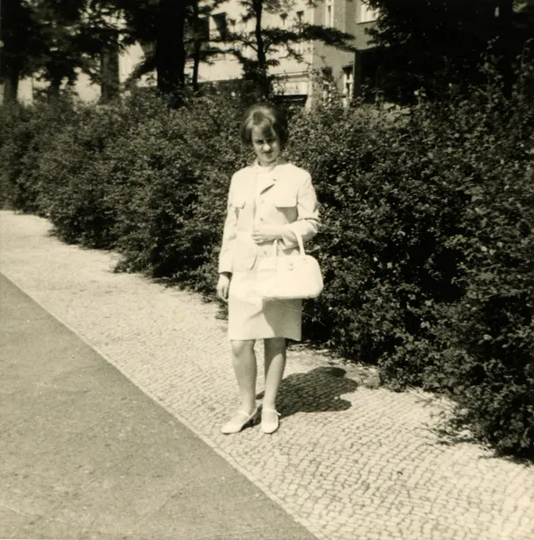 Bamberger strasse üzerinde kadın — Stok fotoğraf