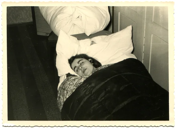 Frau schläft im Bett — Stockfoto