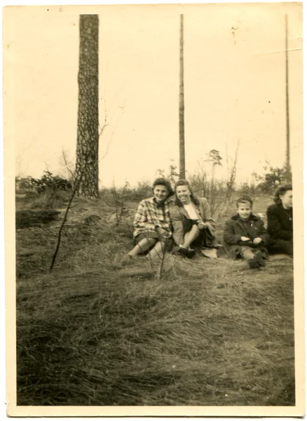 Grupo de mujeres sentadas en la hierba en el bosque — Foto de Stock