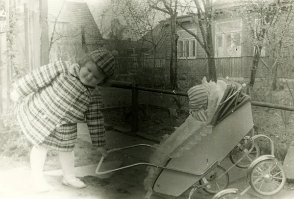 Petite fille en manteau à carreaux AUTUmn et casquette marche dans la rue — Photo