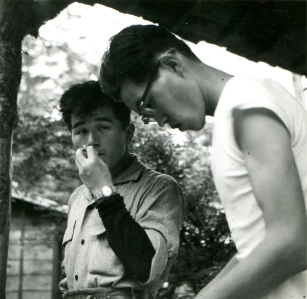 Deux jeunes hommes — Photo