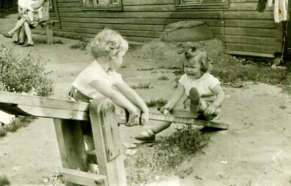 Meninas em seesaw — Fotografia de Stock