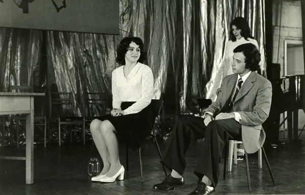 Young people in the auditorium during the school prom — Stock Photo, Image