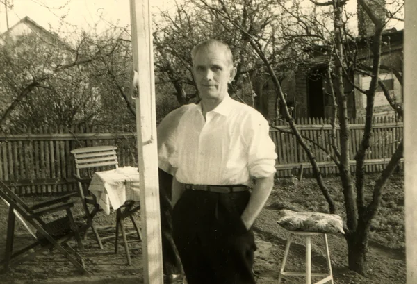 Лысый мужчина в белой рубашке с руками в карманах , — стоковое фото