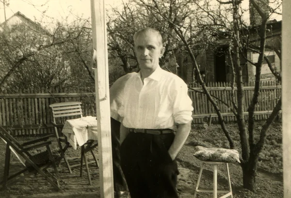 Homem careca em uma camisa branca posando com as mãos nos bolsos , — Fotografia de Stock