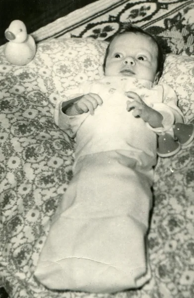 Menino de dois meses de fralda deitado na cama — Fotografia de Stock