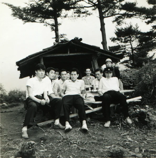 Tourists there are young men who are sitting at the table — Stock Photo, Image