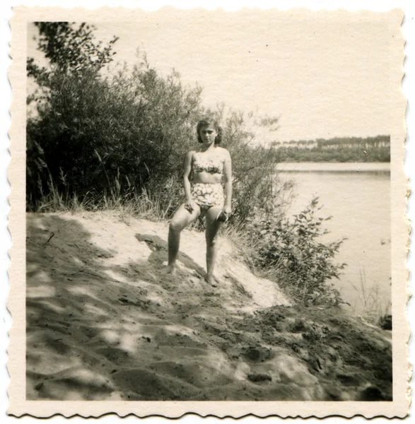 Giovane donna in piedi sulla riva del fiume — Foto Stock