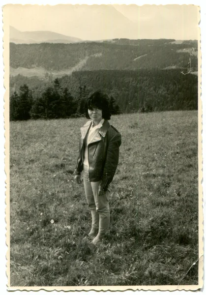 Menina em jacet em montagens — Fotografia de Stock