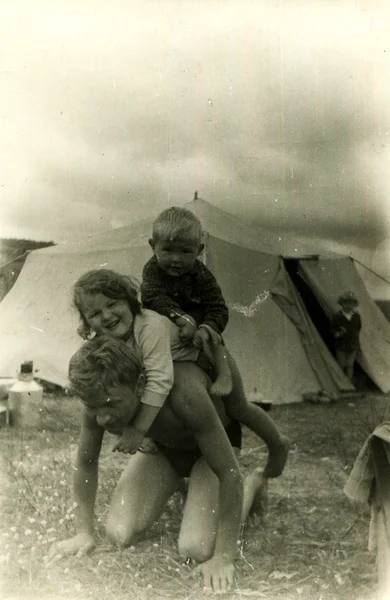 Niña y niño sentados en la espalda de su padre —  Fotos de Stock