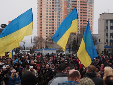 UKRAINE, LUGANSK - 2 Mart 2014: Protestocular Lugansk 'ta toplanarak Rusya' yı Ukrayna ve diğer ülkelerin işlerine karışmamaya ve ülkeye asker göndermeye çağırdılar. Toplantı polis gözetiminde yapıldı..