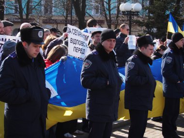 Ukrayna, lugansk - 1 Mart 2014: euromaidan eylemciler olayları değerlendirmek Kırım'da açıkça bu ülkenin Rus askeri kuvvetleri tarafından işgal olduğunu. vladimir Putin'in müdahale durdurmak zorlu lugansk, merkeze götürdüler.