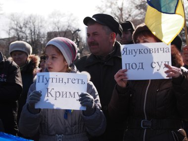 Ukrayna, lugansk - 1 Mart 2014: euromaidan eylemciler olayları değerlendirmek Kırım'da açıkça bu ülkenin Rus askeri kuvvetleri tarafından işgal olduğunu. vladimir Putin'in müdahale durdurmak zorlu lugansk, merkeze götürdüler.