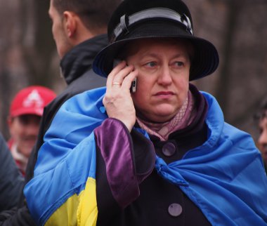 UKRAINE, LUGANSK - 2 Mart 2014: Protestocular Lugansk 'ta toplanarak Rusya' yı Ukrayna ve diğer ülkelerin işlerine karışmamaya ve ülkeye asker göndermeye çağırdılar. Toplantı polis gözetiminde yapıldı..