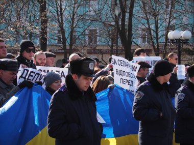 Ukrayna, lugansk - 1 Mart 2014: euromaidan eylemciler olayları değerlendirmek Kırım'da açıkça bu ülkenin Rus askeri kuvvetleri tarafından işgal olduğunu. vladimir Putin'in müdahale durdurmak zorlu lugansk, merkeze götürdüler.
