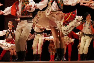 sonra p.virsky adlı Ukraynalı Ulusal Halk Dansları Topluluğu