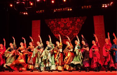 sonra p.virsky adlı Ukraynalı Ulusal Halk Dansları Topluluğu