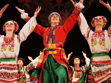 sonra p.virsky adlı Ukraynalı Ulusal Halk Dansları Topluluğu
