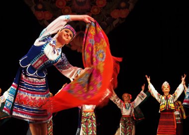 sonra p.virsky adlı Ukraynalı Ulusal Halk Dansları Topluluğu