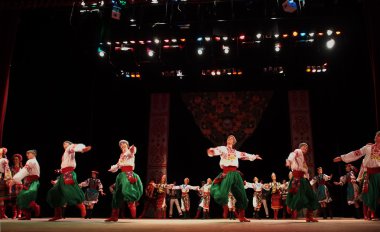 sonra p.virsky adlı Ukraynalı Ulusal Halk Dansları Topluluğu