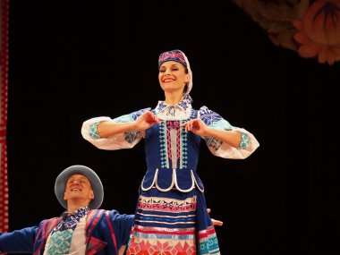 sonra p.virsky adlı Ukraynalı Ulusal Halk Dansları Topluluğu