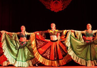 sonra p.virsky adlı Ukraynalı Ulusal Halk Dansları Topluluğu