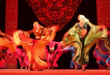 sonra p.virsky adlı Ukraynalı Ulusal Halk Dansları Topluluğu