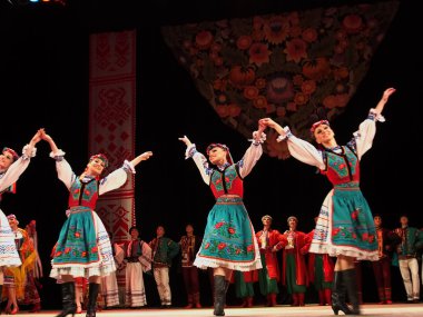 sonra p.virsky adlı Ukraynalı Ulusal Halk Dansları Topluluğu