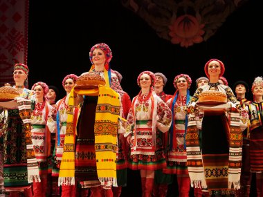 sonra p.virsky adlı Ukraynalı Ulusal Halk Dansları Topluluğu