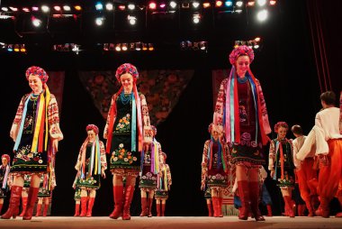 sonra p.virsky adlı Ukraynalı Ulusal Halk Dansları Topluluğu