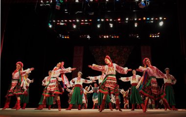 sonra p.virsky adlı Ukraynalı Ulusal Halk Dansları Topluluğu