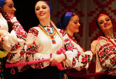 sonra p.virsky adlı Ukraynalı Ulusal Halk Dansları Topluluğu