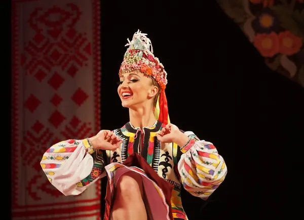 Ukrainska nationella folkdans ensemble uppkallad efter p.virsky — Stockfoto