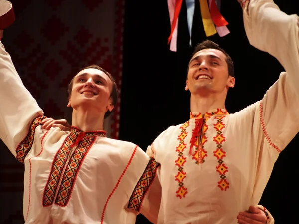 Ukrainska nationella folkdans ensemble uppkallad efter p.virsky — Stockfoto