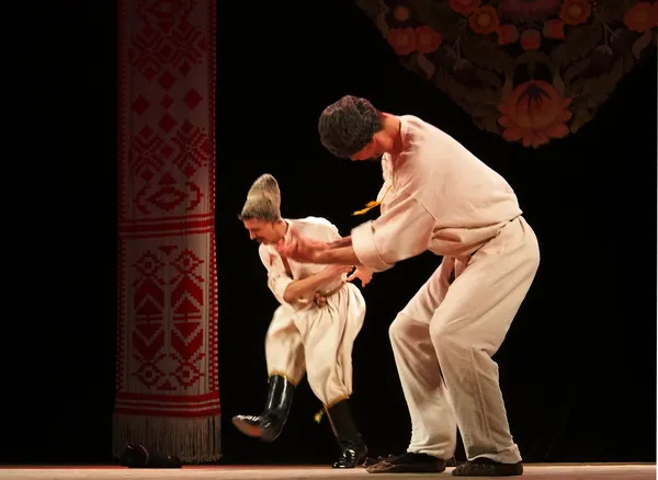 Ukrainska nationella folkdans ensemble uppkallad efter p.virsky — Stockfoto