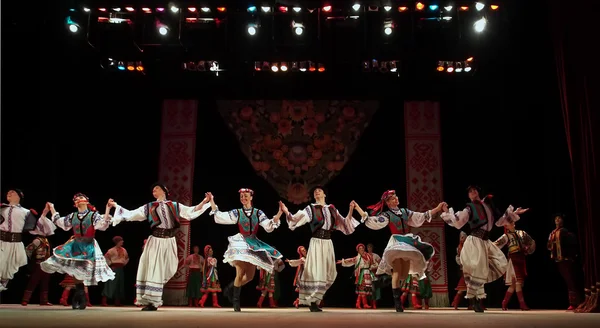 Ukrajinská národní lidové taneční soubor pojmenované po p.virsky — Stock fotografie