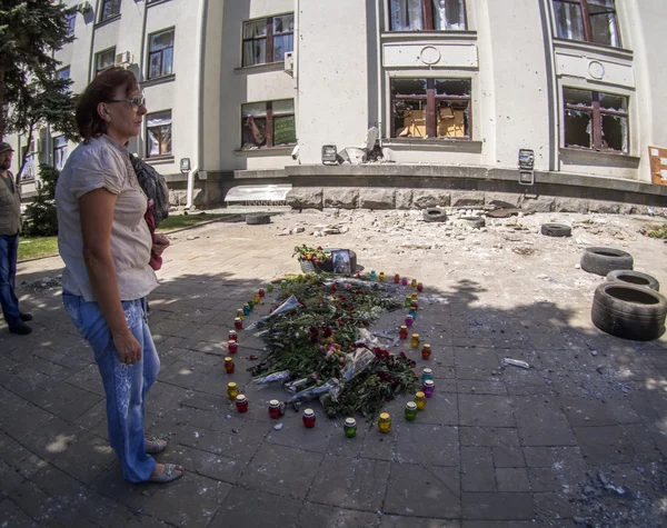 Una mujer llora muerta ante la administración regional de Lugansk — Foto de Stock