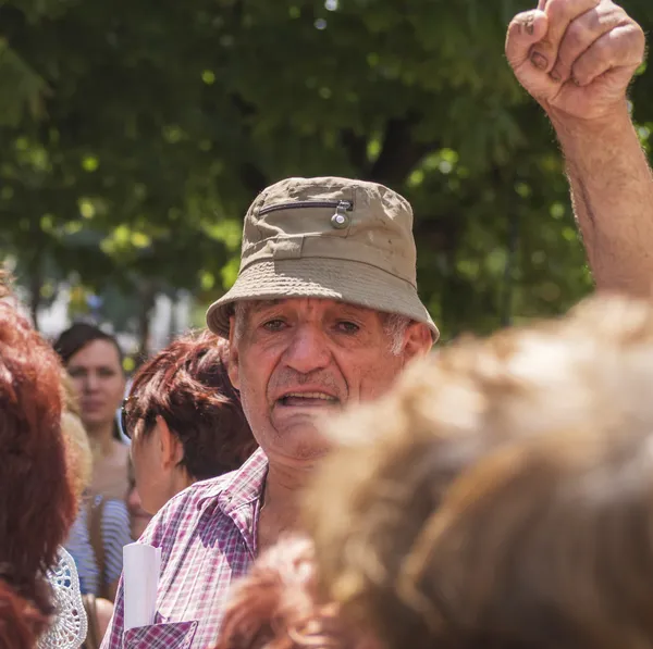 Eldeerly muž drží ruku během shromáždění v Luhanské — Stock fotografie